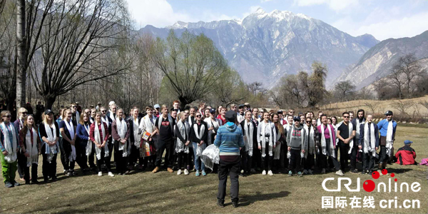 图片默认标题_fororder_2、挪威师生集体为丹巴村民们演唱挪威歌舞