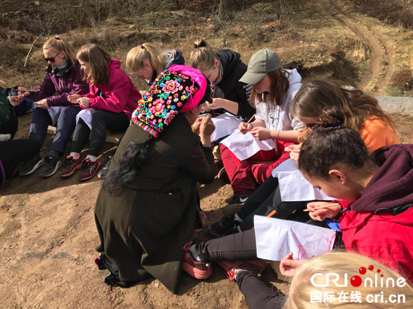 图片默认标题_fororder_3、挪威师生参与藏绣制作