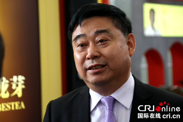 图片默认标题_fororder_川茶集团董事长颜泽文接受采访--（摄影-何芳）