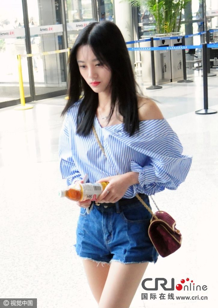 鞠婧祎现身机场 小露香肩秀美腿少女感爆棚
