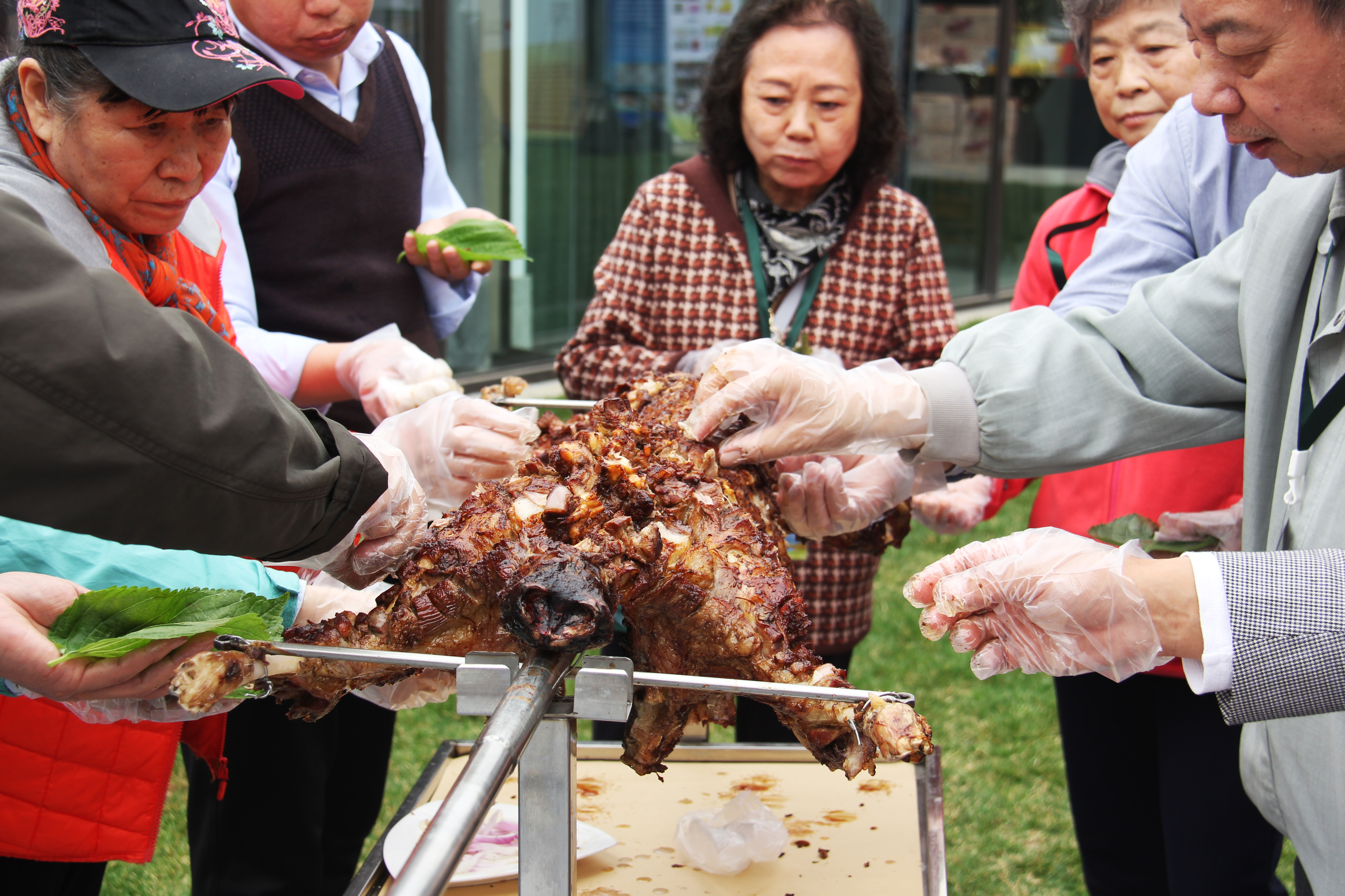 图片默认标题_fororder_图4 河北丰宁“采摘式”烤羊推介会嘉宾游客现场品鉴辛荣军摄.JPG