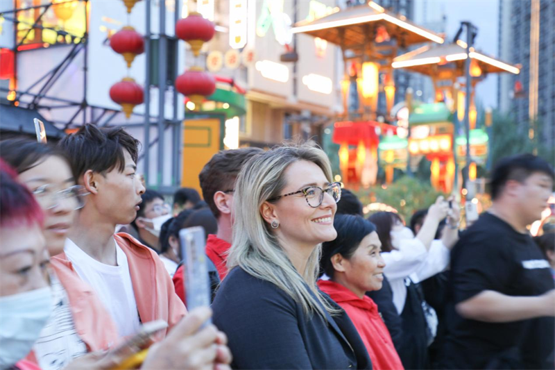 Consular Officials Visit Laobeishi in Shenyang: Experiencing the Vibrant Nightlife and "International Fun" of Shenyang Night SOHO_fororder_图片4