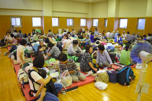 10号台风“狮子山”登陆日本 17万人接到避难警告(组图)