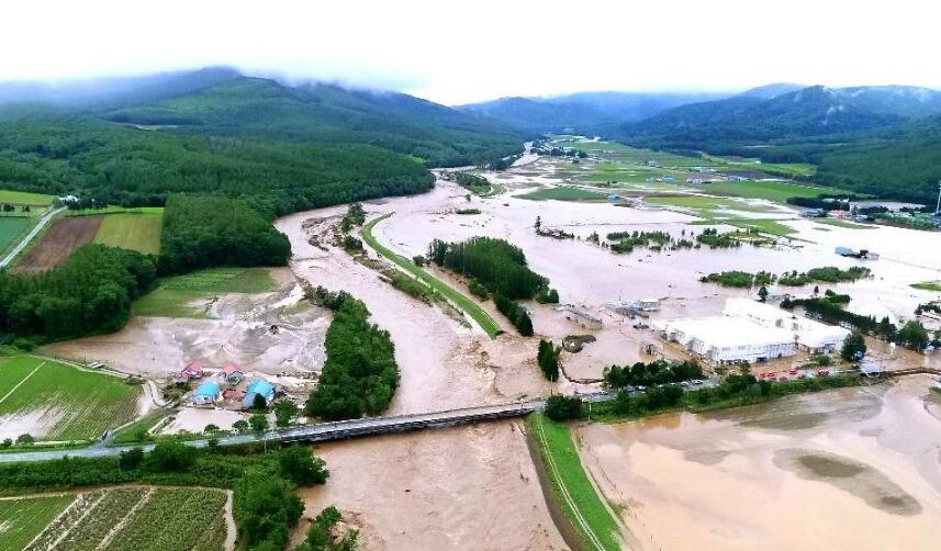 10号台风“狮子山”登陆日本 17万人接到避难警告(组图)