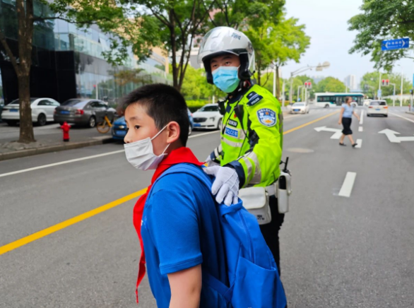 【图说上海】护航儿童迎六一 上海交警加强校园周边交通安全