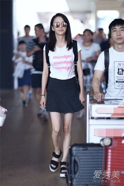 刘亦菲佟丽娅 女星私服街拍都爱穿T恤[5]