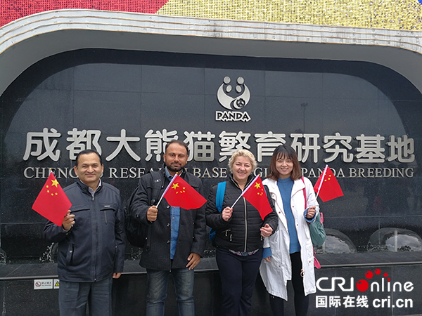 图片默认标题_fororder_塔尼亚（右二）与外籍代表会后游玩成都--中国电建水电七局供图