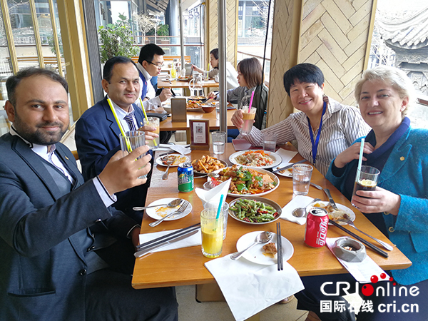 图片默认标题_fororder_塔尼亚（右一）与外籍代表共享成都美食---中国电建水电七局供图