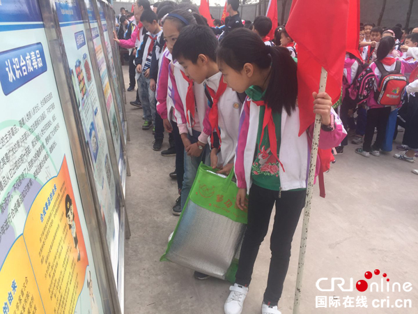 图片默认标题_fororder_同学们认真学习毒品防范知识