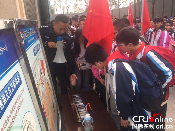 图片默认标题_fororder_同学们县上听取毒品知识讲解