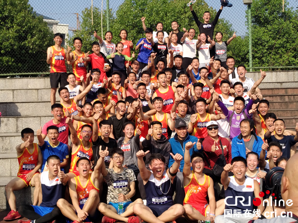 图片默认标题_fororder_选手到达终点后一起欢呼--摄影张勇