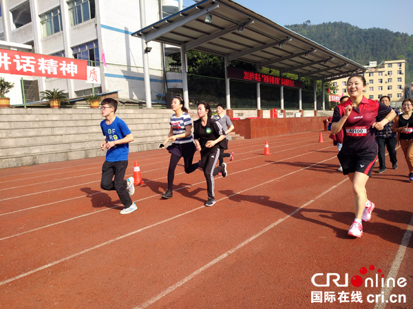 图片默认标题_fororder_选手奋力冲向终点--摄影张勇