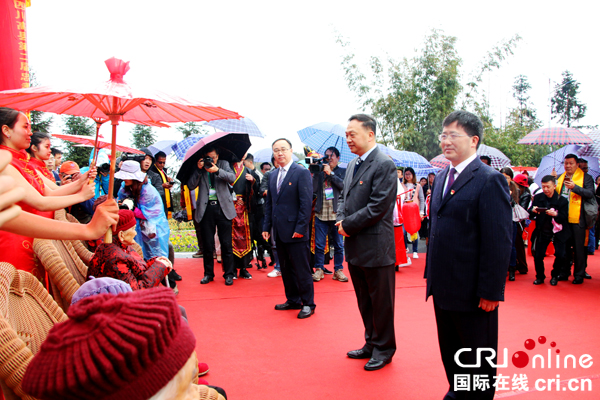 图片默认标题_fororder_中共高县县委书记李康给百岁老人敬茶--2（摄影--何芳）-(1)