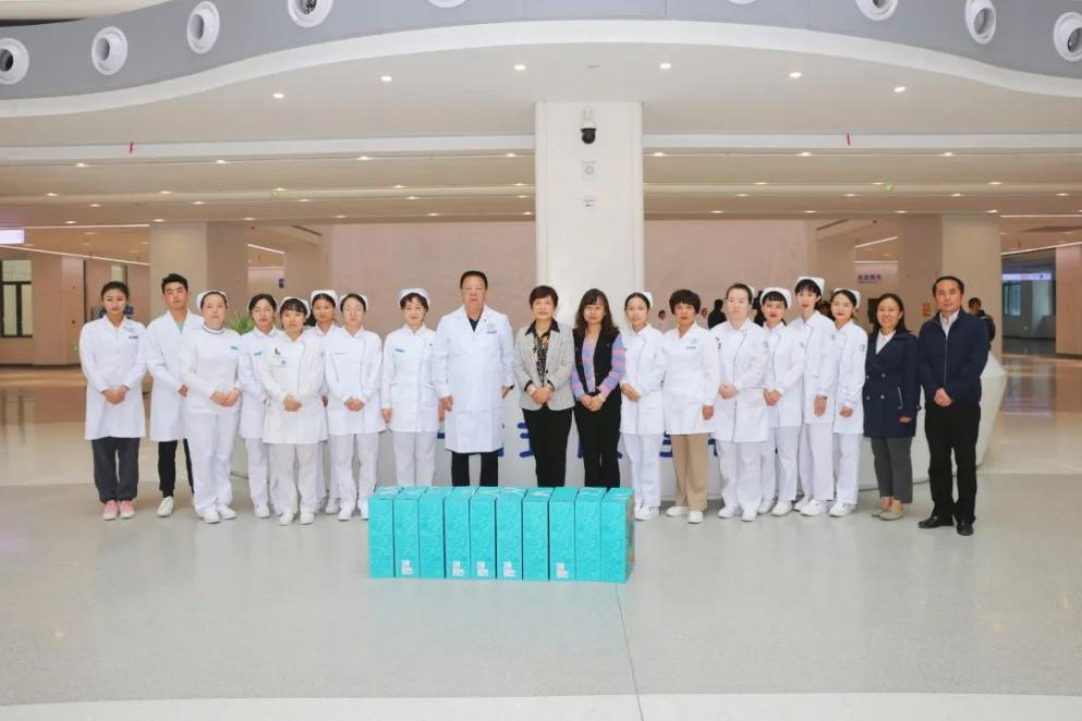 西安市教科文卫工会5.12节前慰问西安市红会医院北院区一线护理人员_fororder_图片2