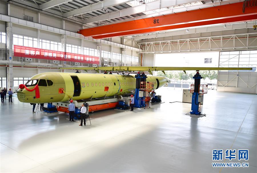 新华网@国产新舟700飞机成功完成机身与机翼精准对接