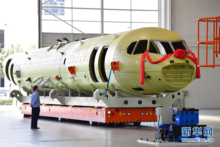 新华网@国产新舟700飞机成功完成机身与机翼精准对接