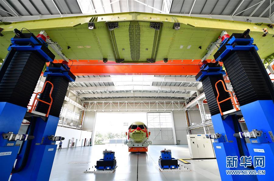 新华网@国产新舟700飞机成功完成机身与机翼精准对接