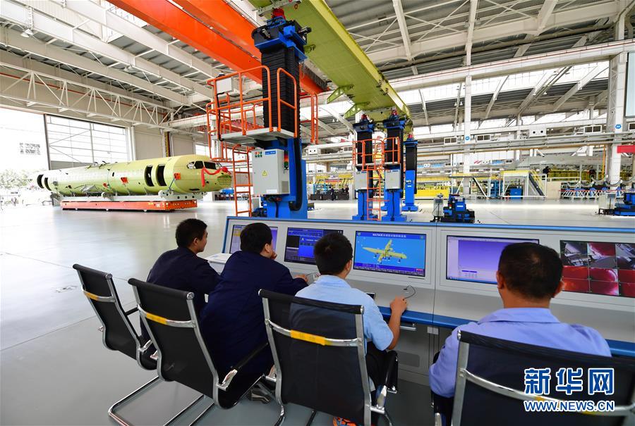 新华网@国产新舟700飞机成功完成机身与机翼精准对接