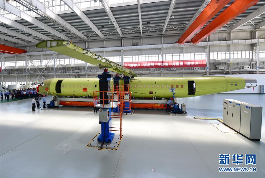 新华网@国产新舟700飞机成功完成机身与机翼精准对接