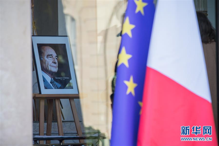 【新华网】民众吊唁法国前总统希拉克