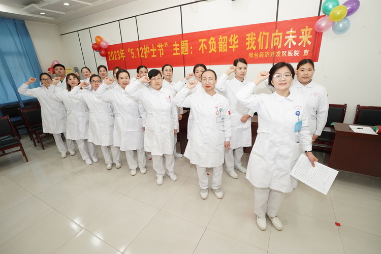 (原创)河北邢台:白衣天使“趣味运动会”迎接护士节_fororder_1 (1).JPG