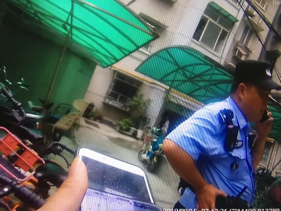 中国经济网：因为一条短信，男子一大早敲开160多户居民家门.....