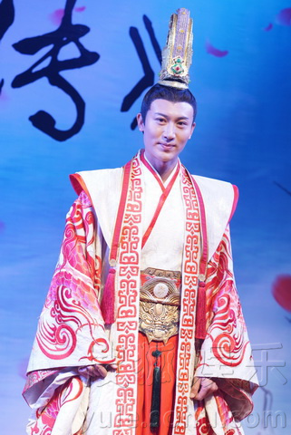 《重耳传》热拍 王龙华公主抱张含韵手抖(图)