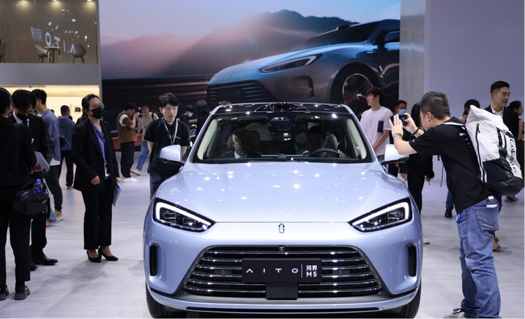 【汽车频道 资讯+移动端资讯】AITO问界M5智驾版三大黑科技 “爆款属性”凸显