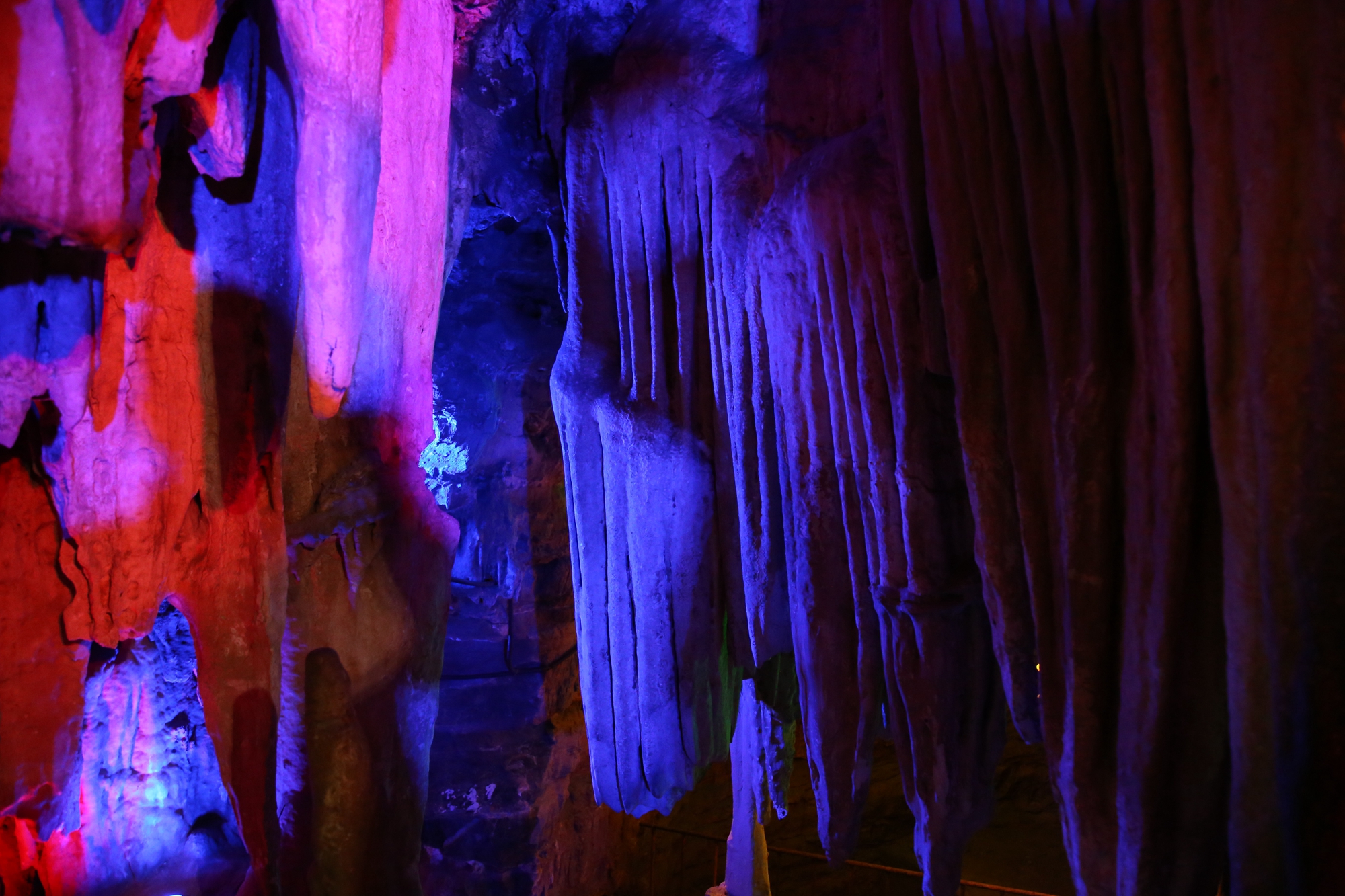 图片默认标题_fororder_溶洞内部的石笋 摄影 朱路.JPG