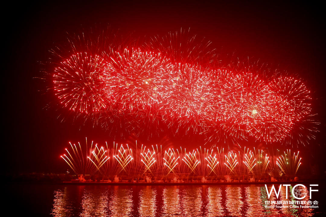 长沙举办焰火晚会 庆祝2023世界旅游城市联合会长沙香山旅游峰会圆满闭幕