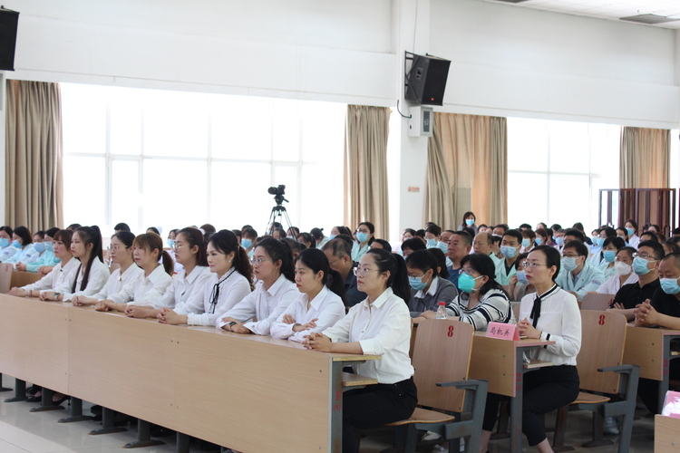 (原创)石家庄市长安区:岗位练兵强技能 以赛促学提素质_fororder_庆祝“护士节”暨技能大练兵活动总结大会现场参会人员认真观看台上发言。韩宏亮摄.JPG