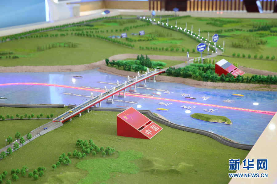 [新华网]【边疆党旗红】中俄首座跨境公路大桥 听建设者讲述黑龙