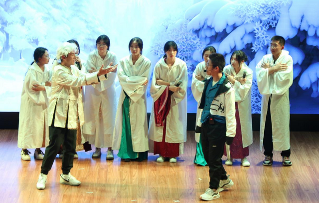 安徽黄山:休宁中学学生精彩演绎英文音乐剧《冰雪奇缘》 安徽黄山:休宁中学学生精彩演绎英文音乐剧《冰雪奇缘》_fororder_3