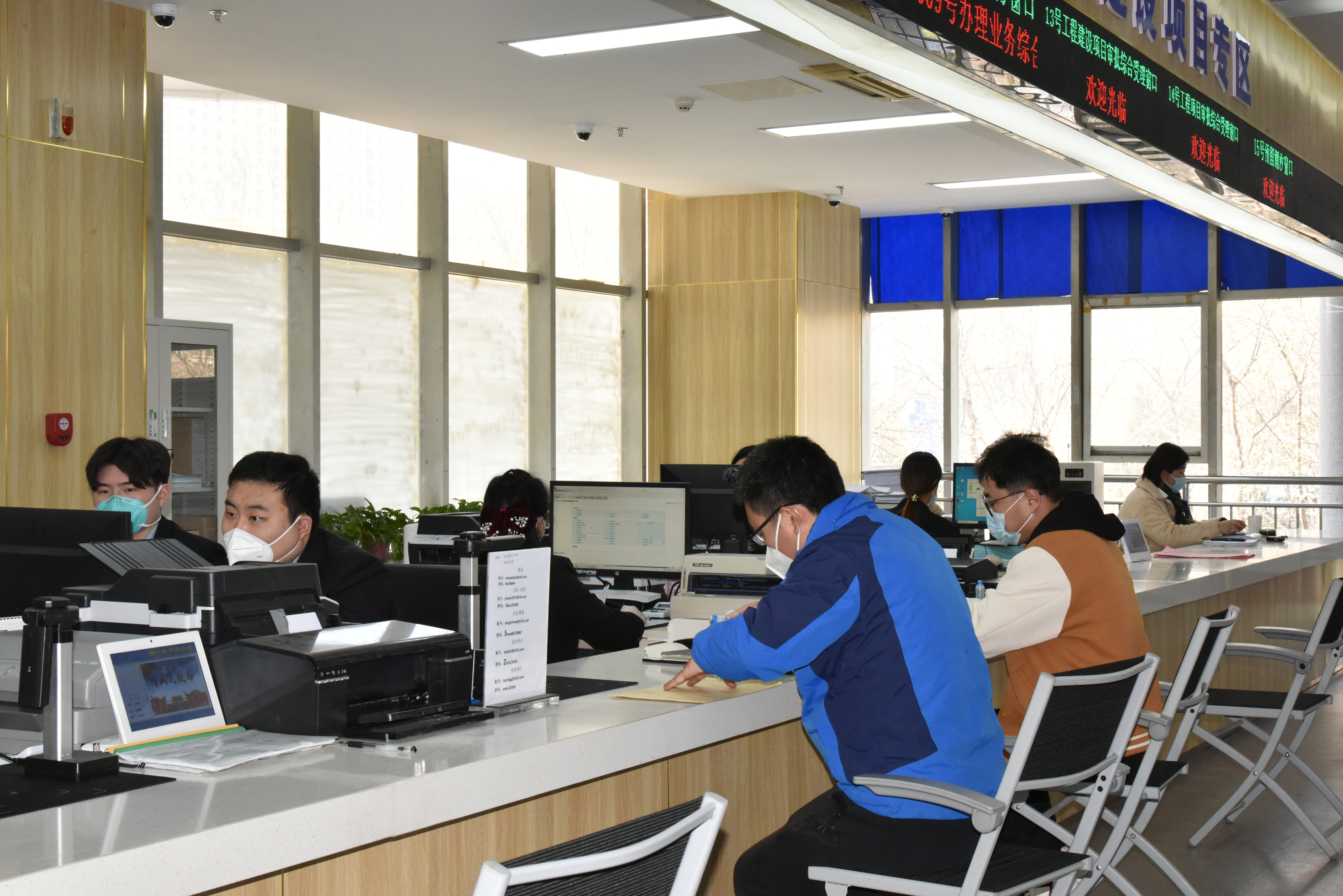 (原创)石家庄裕华区行政审批局:多措并举 助推政务服务提质增效_fororder_群众到窗口办理相关业务.JPG