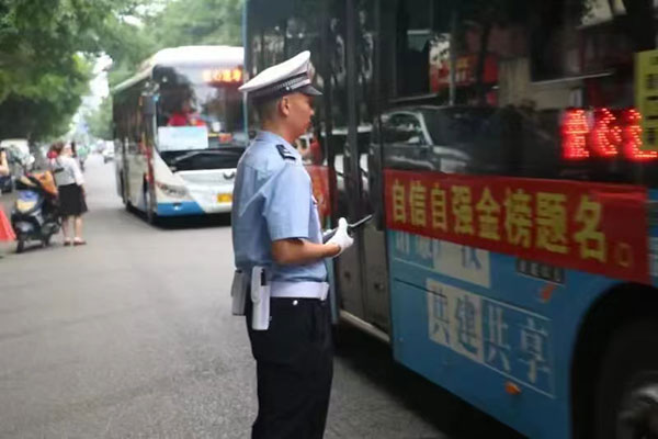 德阳广汉:护航高考 莘莘学子对民警真情告白_fororder_微信图片_20230609104348