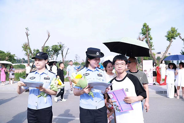 德阳广汉:护航高考 莘莘学子对民警真情告白_fororder_学生向执勤民警鲜花