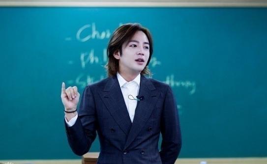 又是开学季！宋仲基郑秀晶校园生活照谁更青葱