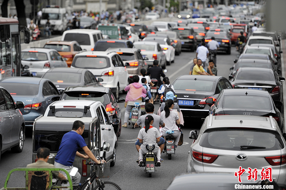 早高峰遇开学首日 北京学校周边道路拥堵(组图)