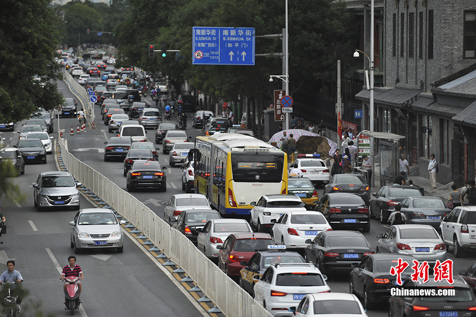 早高峰遇开学首日 北京学校周边道路拥堵(组图)