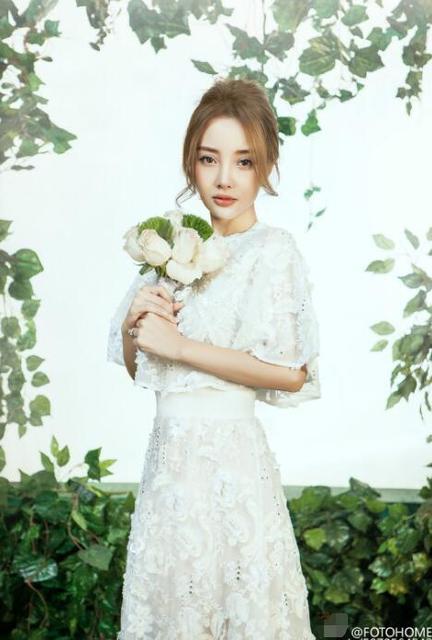 花仙子下凡!李小璐再披婚纱拍写真[8]