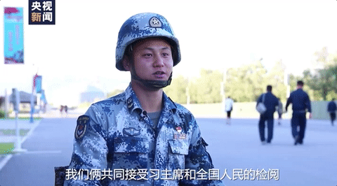 央视新闻：右手敬礼 左手牵你，不负祖国不负卿！