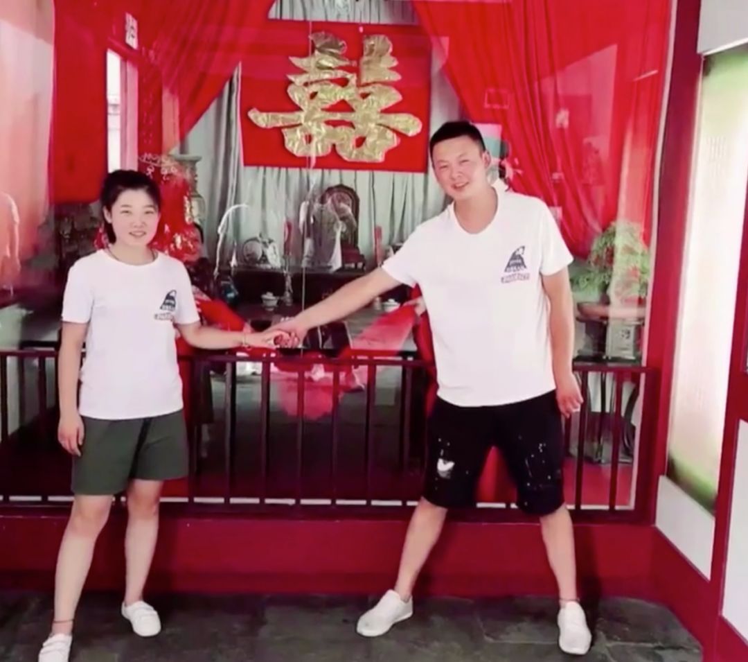 央视新闻：右手敬礼 左手牵你，不负祖国不负卿！