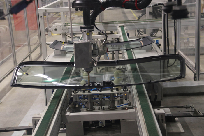 图片默认标题_fororder_机器人对汽车玻璃进行打胶作业.JPG