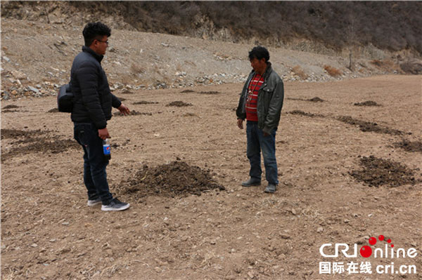 图片默认标题_fororder_农技员现场指导春耕备耕