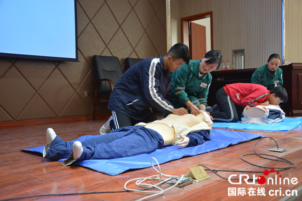 图片默认标题_fororder_现场演示徒手心肺复苏术