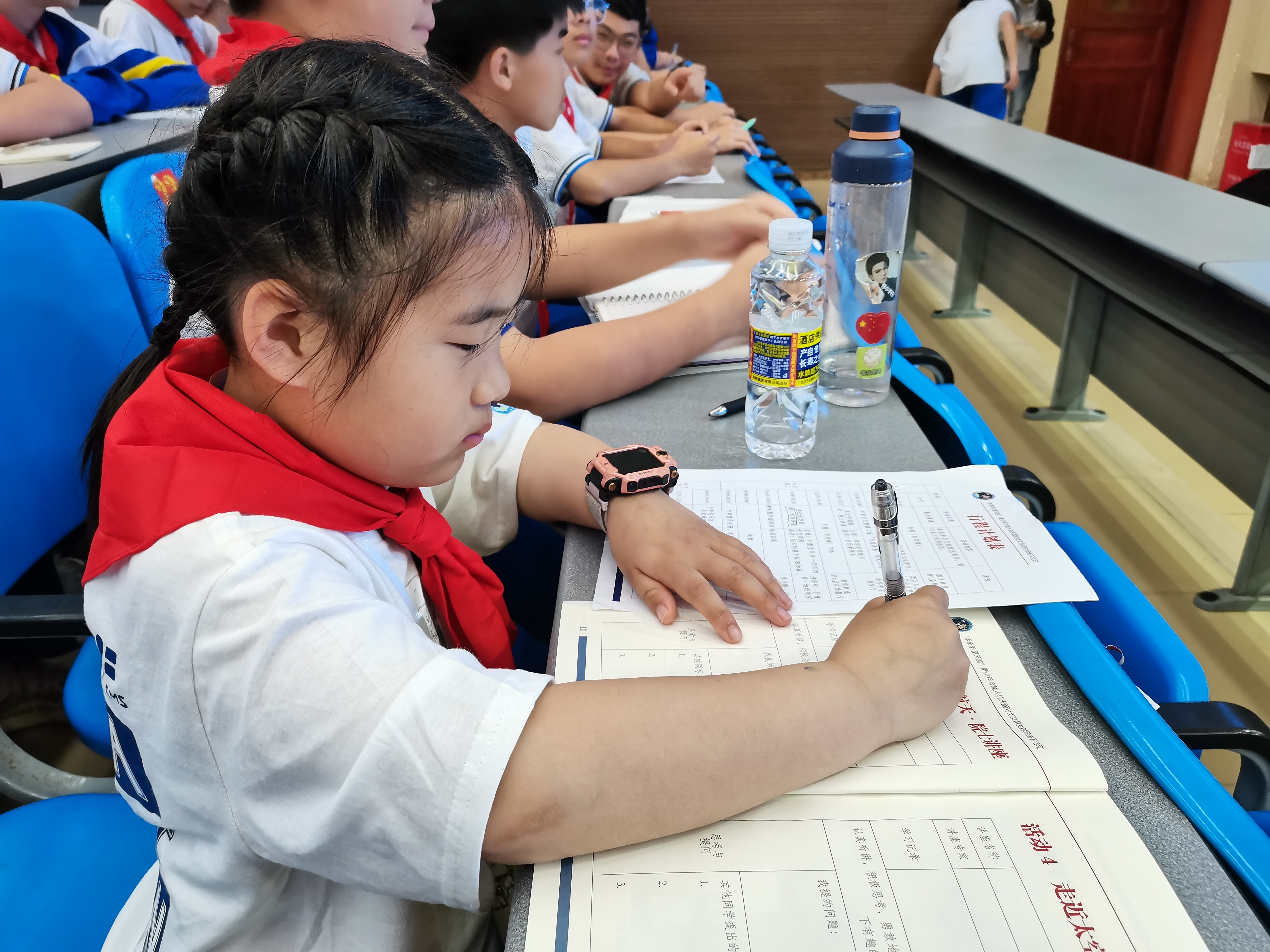 图片默认标题_fororder_张铭恩在天宫画展活动现场填写活动记录