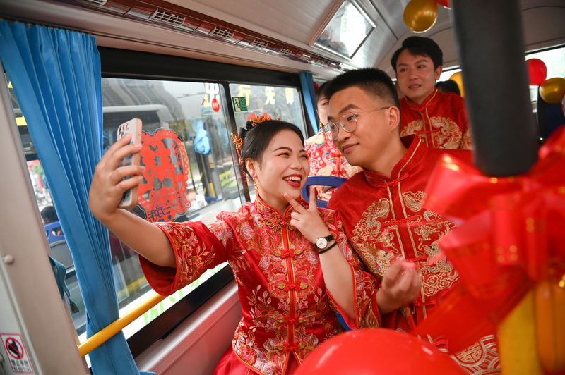 内江:太甜了 68对“新人”举行集体婚礼_fororder_“新人”们乘坐公交车婚车前往婚礼现场.JPG