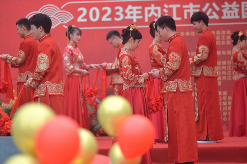 内江:太甜了 68对“新人”举行集体婚礼_fororder_“新人”们互戴戒指.JPG