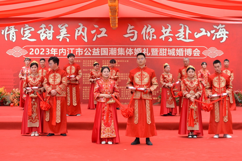 内江:太甜了 68对“新人”举行集体婚礼_fororder_颁发结婚证和集体婚礼婚书.JPG