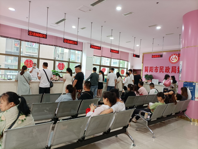 简阳:“520” 新婚登记为爱“加班”_fororder_1